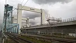 Links de oude brug, rechts nieuwe