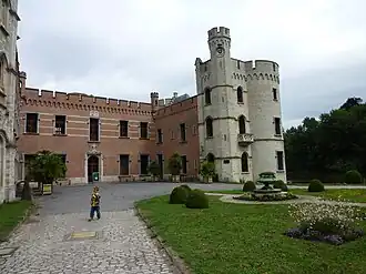 Erekoer vanuit het Zuiden. Graaf Amedée de Beauffort heeft het kasteel in 1832 gerestaureerd en de Erekoer bevat veel neogotische kenmerken.