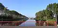 Boudewijnkanaal ter hoogte van Dudzele met de spoorwegbrug lijn Brugge - Knokke van op de Herdersbrug (richting zee)