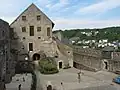 Oude kasteel-fort van Bouillon, de wallen, een brandtrap, het bastion van Bourgogne en het wachtgebouw en het ensemble van deze gebouwen en omliggende terreinen