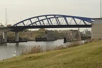 in de achtergrond de pijlers van de oudste brug uit 1914