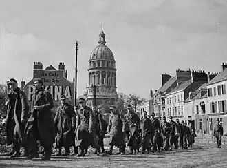 Duitse gevangenen marcheren door Boulogne-sur-Mer vlak na haar bevrijding op 22 september 1944.