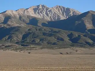 Zicht vanuit Benton, Californië op Boundary Peak (links) en Montgomery Peak (rechts).