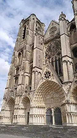 Westfaçade met noordelijke toren