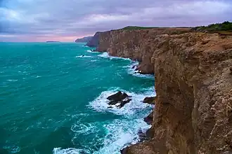 Kliffen aan de ruwe kustlijn van Boutte du Cap Park