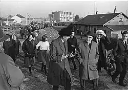 Genodigden bij officiële bouwstart, 1965