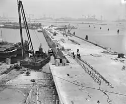 Bouw van de pontsteiger bij de Tasmanstraat (1956)