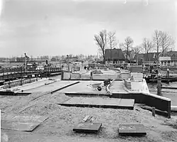 Bouw van de brug, januari 1962. Links de oude brug.