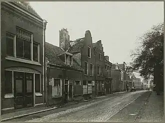 Oostelijk deel van de Waterstraat in 1926 met enkele bouwvallen. De foto is genomen ter hoogte van de voormalige school op nr. 27