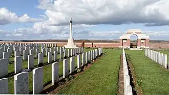 Overzicht met poortgebouw en Cross of Sacrifice