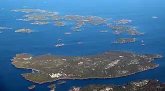 Luchtfoto van Boxö (het grote eiland onderaan), kijkend naar het noordwesten. Saggö is midden bovenaan de foto zichtbaar.