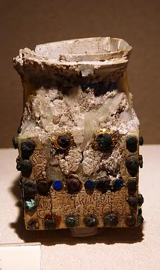 Ivoren kistje, gevonden in Acemhöyük, gedecoreerd met ijzer, brons en lapis lazuli. Tegenwoordig in het Museum van Anatolische beschavingen