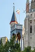 Wapperende stadsvlag bij de Onze-Lieve-Vrouwekerk