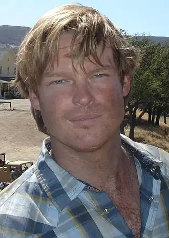 Brad Beyer op de filmset van Jericho