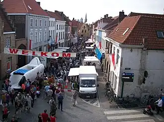 Zicht vanop de Kruispoort op een braderie in de Langestraat.