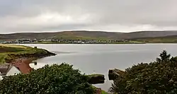 Zicht op Brae van aan de overkant van de inham, van uit het Busta House Hotel