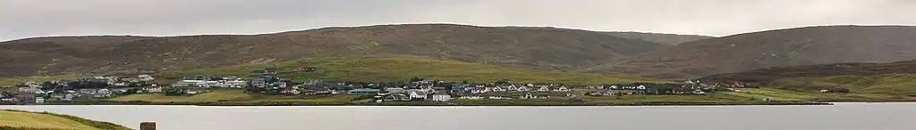 Panorama met zicht op Brae van aan de overkant van de inham, van uit het Busta House Hotel