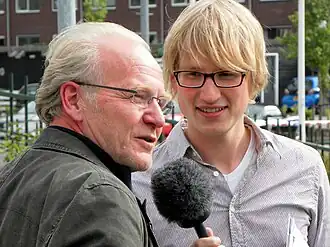 Bram Douwes (rechts) interviewt kunstenaar Albert Geertjes in 2011