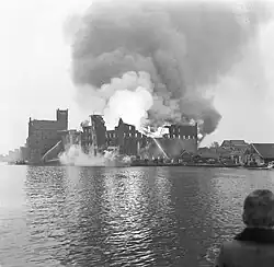 Vlammen slaan uit na instorting