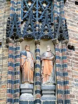 Twee van de monumentale Terracottasculpturen