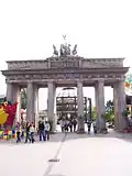 De inmiddels afgebroken Brandenburger Tor in 2005