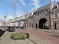 Straat met poortje naar een binnenhofje
