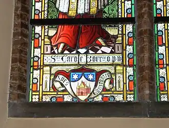 Brandglasraam met wapen jonkheer Charles Haus (1824 - 1905) Sint-Amanduskerk, Beernem