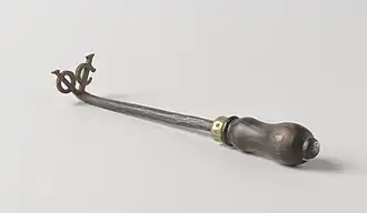 Brandmerkijzer van de Vereenigde Oostindische Compagnie dat het VOC-merk aanbracht op houten schepen, 18e eeuw