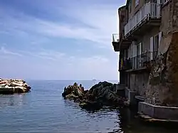 De doorvaart van de haven