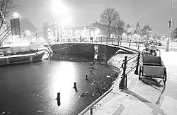De Brandweerbrug februari 2017, met links de brandweerkazerne Dirk aan de Hobbemakade, en het Rijksmuseum in het verschiet