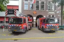 Brandweerkazerne Victor aan de Dapperstraat met twee brandweerwagens.
