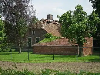Zicht vanaf de Randweg West op de achterzijde van bi-j Braos.