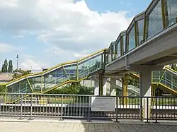 Vernieuwde loopbrug en toegang tot de perrons vanaf 2018.