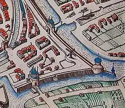 De toren (rechtsonder) op de kaart van Braun & Hogenberg van rond 1575. Links de Oosterpoort en boven de Steentilpoort.