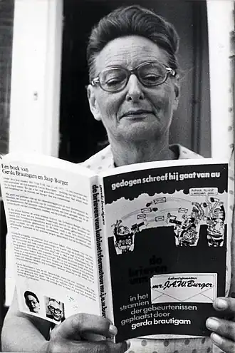 Gerda Brautigam bij de presentatie van haar boek Gedogen schreef hij gaat van au (1973)