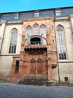 Bruidsportaal met balkon voor bazuinblazers