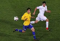 Ismael Fuentes (l) in duel met Kaká