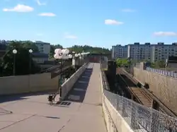 Het metrostation gezien van boven de tunnelmond