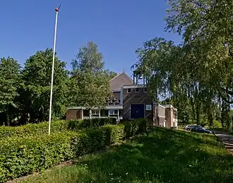 Kerk en portaal gezien vanaf de Langedijk