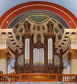 Het Loret/Maarschakerweerd-orgel op de balustrade, boven de ingang