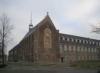 Voorzijde met kloosterkerk