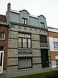 Woning met betegelde gevel