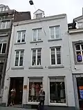 Huis met eenvoudige lijstgevel.