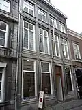 Huis met lijstgevel van Naamse steen.
