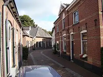 Kerkstraat, met de "knik" waar de waltoren moet hebben gestaan. Gezien in de richting van de Landstraat