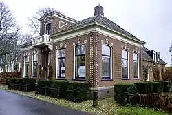 Dit huis werd gebouwd ter vervanging van de meesterswoning in 1906