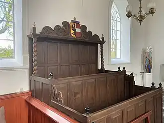 De herenbank bij de kerk van Breede met daarboven het wapen van de familie Sickinghe, geplaatst in 1653, waarschijnlijk door Feio Sickinghe