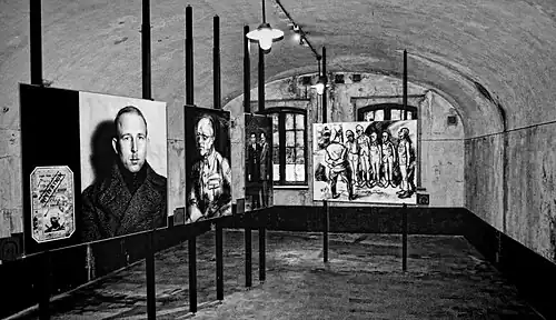 Tentoonstelling in een kazemat met een tekening van Jacques Ochs