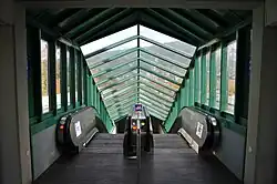 De roltrappen tussen loopbrug en perron.