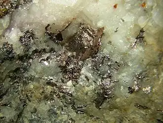 Breithauptiet op calciet, afkomstig uit de groeve Samson in Sankt Andreasberg (Harz)